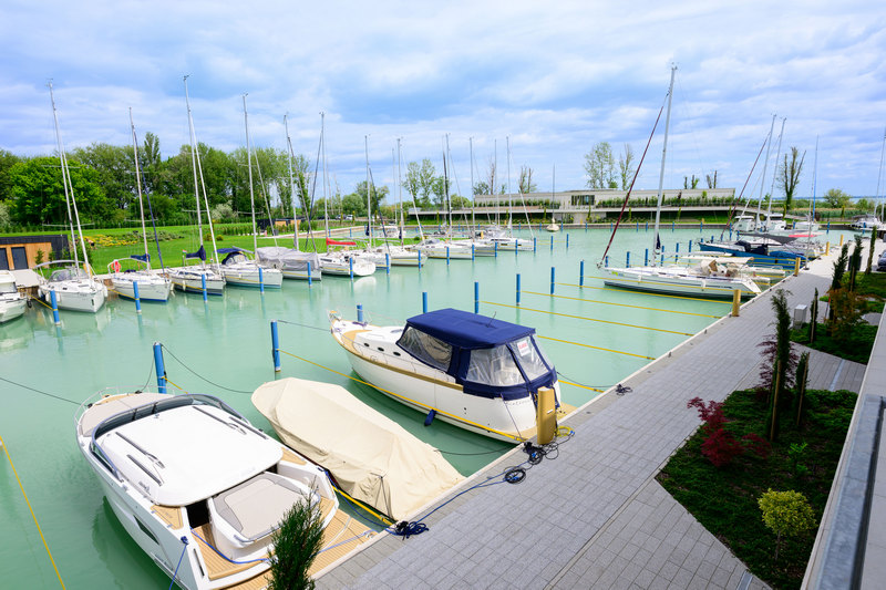 Bolgár György Ypsilon Yacht Club. GasztroMagazin 2025.