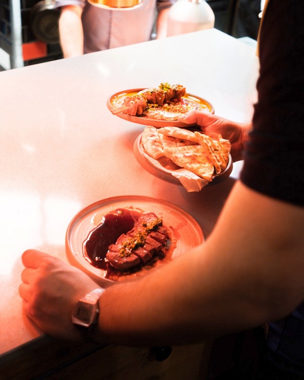 Flat iron steak, csirke shawarma. Paradicsomsaláta a Madhouse új chef menüjében. GasztroMagazin 2025.