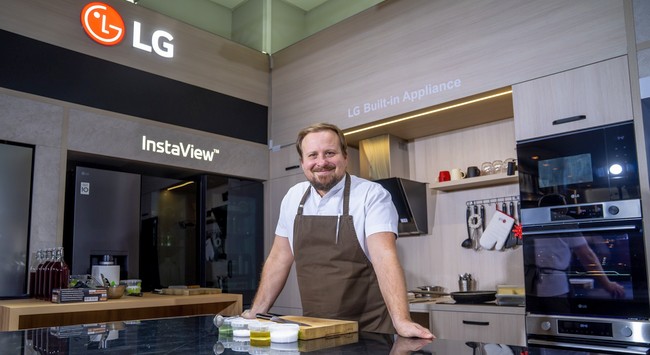 Tóth Szilárd SALT Chef az LG karácsonyi termékbemutatóján. GasztroMagazin 2025.