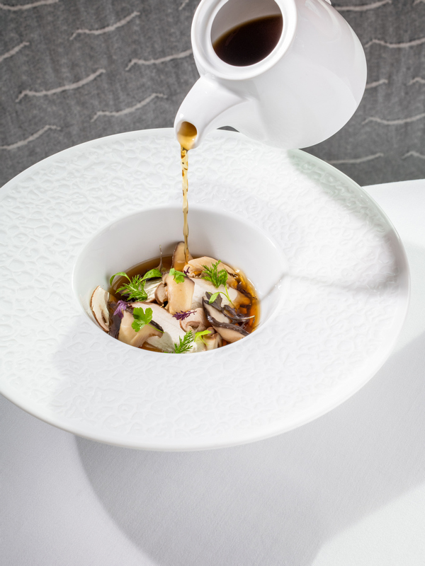 Külünleges téli ételsor a VIRTU Restaurantban. Galamb consommé. GasztroMagazin 2025.