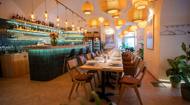 SIGNO Eger. Új éttermet nyitottak az Ostoros Pincészet tulajdonosai Eger belvárosában. GasztroMagazin 2026.