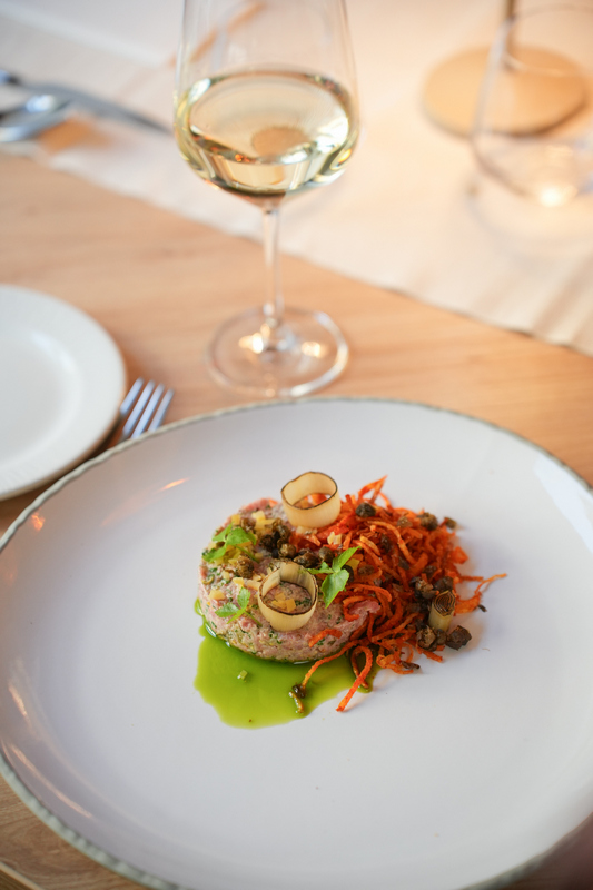 SIGNO Eger. Új éttermet nyitottak az Ostoros Pincészet tulajdonosai Eger belvárosában. GasztroMagazin 2026.