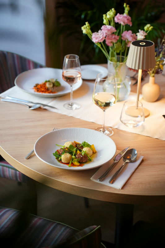 SIGNO Eger. Új éttermet nyitottak az Ostoros Pincészet tulajdonosai Eger belvárosában. GasztroMagazin 2026.