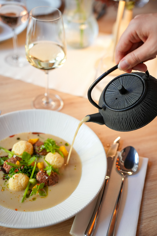 SIGNO Eger. Új éttermet nyitottak az Ostoros Pincészet tulajdonosai Eger belvárosában. GasztroMagazin 2026.