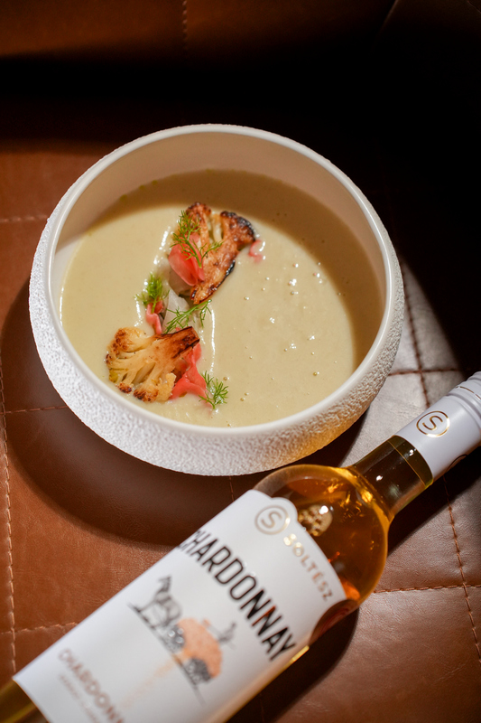 SIGNO Eger. Új éttermet nyitottak az Ostoros Pincészet tulajdonosai Eger belvárosában. GasztroMagazin 2026.