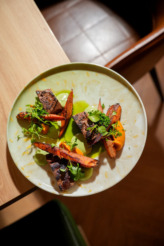 SIGNO Eger. Új éttermet nyitottak az Ostoros Pincészet tulajdonosai Eger belvárosában. GasztroMagazin 2026.