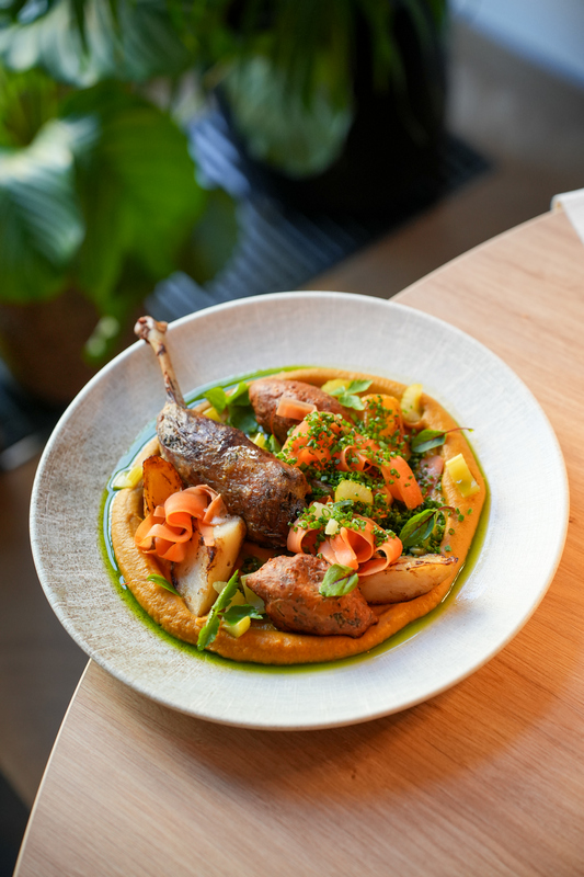 SIGNO Eger. Új éttermet nyitottak az Ostoros Pincészet tulajdonosai Eger belvárosában. GasztroMagazin 2026.