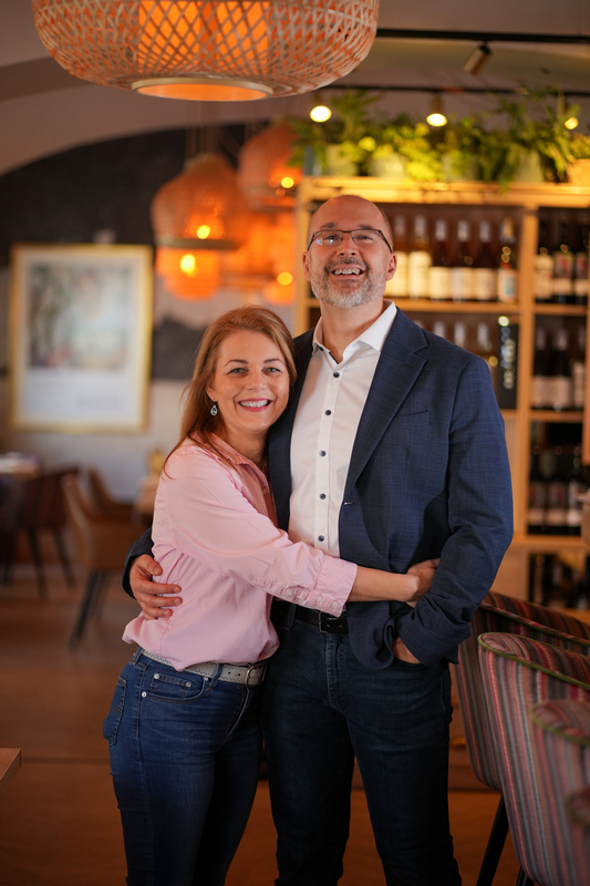 Soltész Gergő és Tarnay Éva. SIGNO Eger. Új éttermet nyitottak az Ostoros Pincészet tulajdonosai Eger belvárosában. GasztroMagazin 2026.